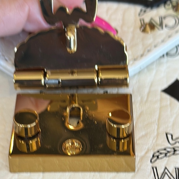 MCM White Victory Patch Viscetos Patricia Crossbody.  New with Dustbag - Picture 8 of 9